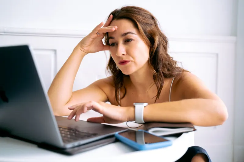 La Mente Contro il Portafoglio: Gli Errori Psicologici che Svuotano il Conto degli Scommettitori